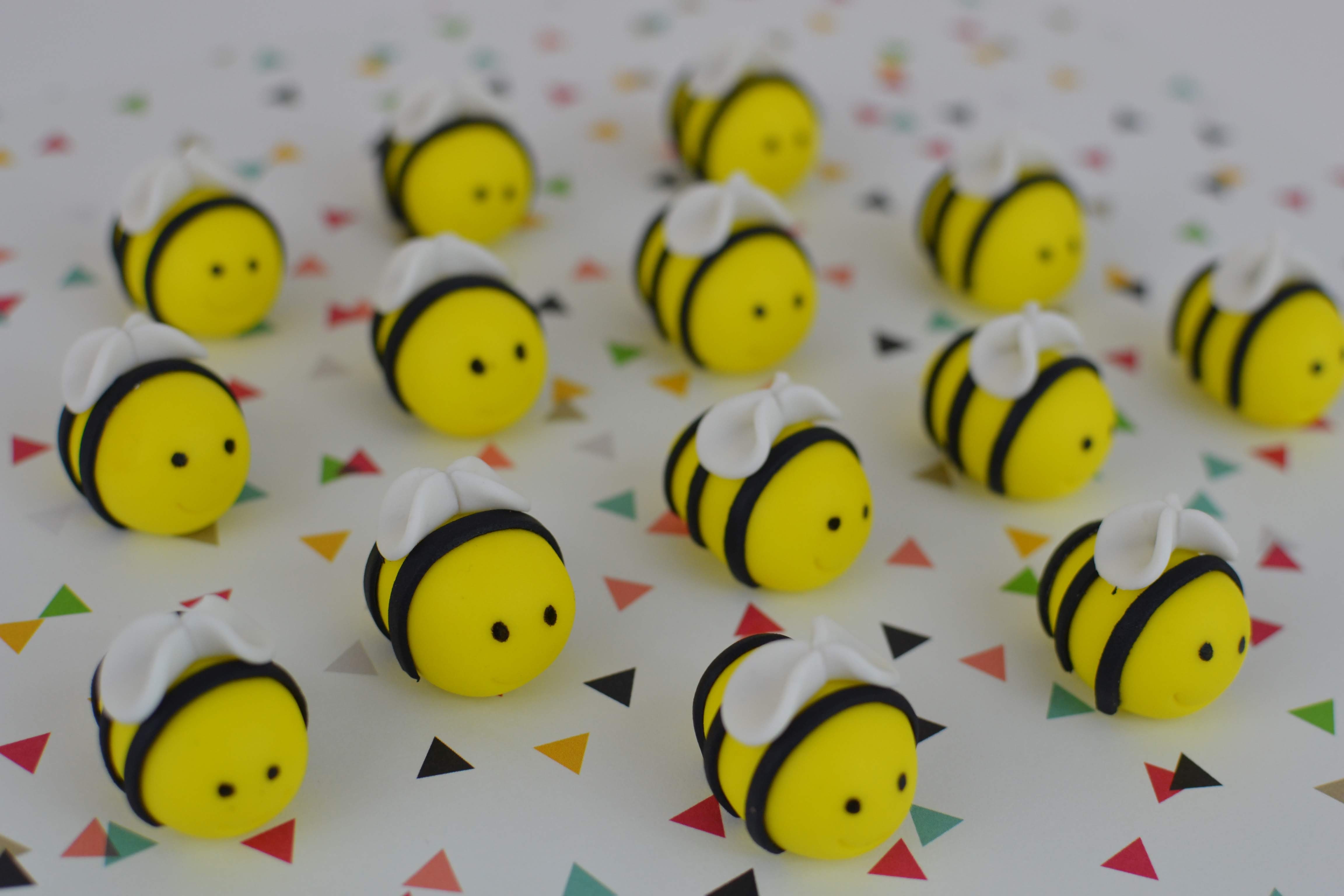 Bumble bee cake decorations